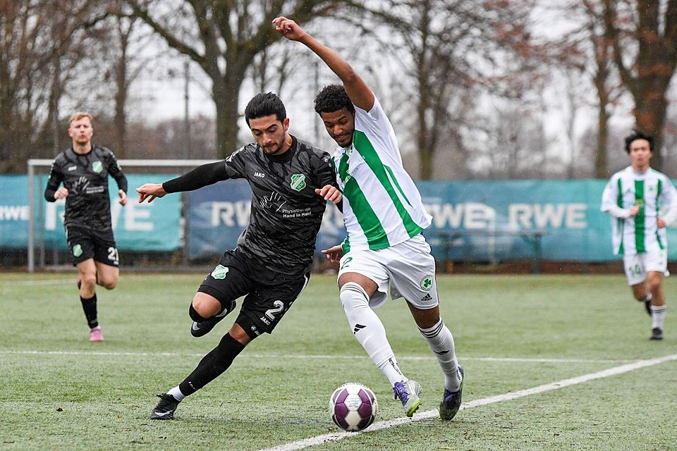 Zweikampf um den Ball: Viktorias Achmed Tourkaz (r.) und Uevekovens Nikan Danaei. Zweikampf um den Ball: Viktorias Achmed Tourkaz (r.) und Uevekovens Nikan Danaei.