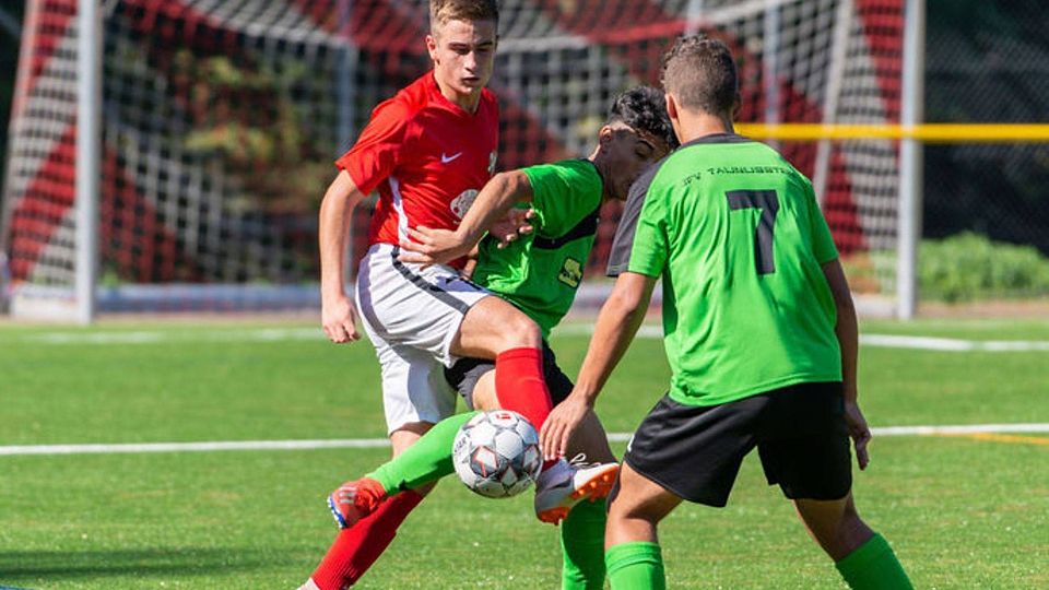 Harte Zweikämpfe und zwei Tore im Derby zwischen Orlen und Taunusstein.