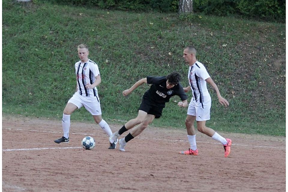 Ricardo Erler von der SG Nieder-Wiesen/Rheinhessische Schweiz (mitte) kam gegen die Pfeddersheimer Maximilian Gumz und Torschütze Dominik Müller ins Straucheln.	Foto: Axel Schmitz/pakalski-press