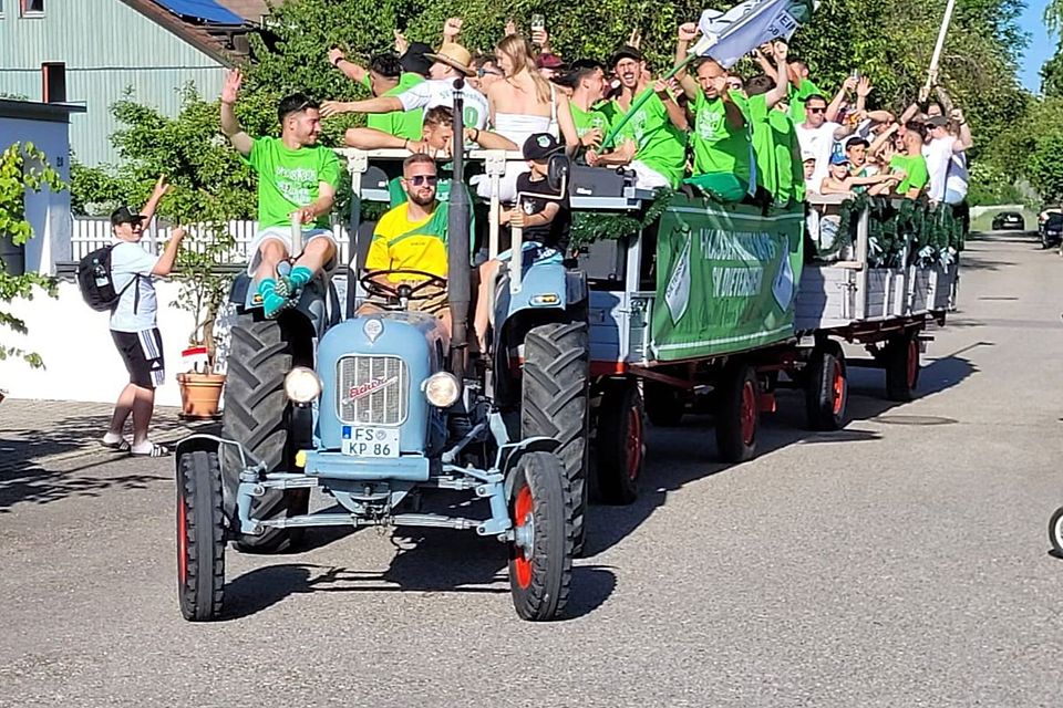 Historisch! Der SV Dietersheim steigt erstmals in die Kreisklasse auf - und sagt beim eineinhalbstündigen Korso durch die Region gleich mal "Hallo" beim Derby-Gegner im kommenden Jahr, dem TSV Eching. 