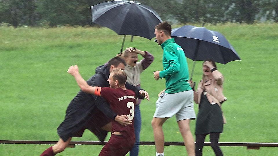 Grenzenloser Jubel gepaart mit ungläubigen Blicken der Fans im Hintergrund: Das war die Stimmungslage in der siebten Minute der Nachspielzeit, als Ferdinand Brauchle traf.