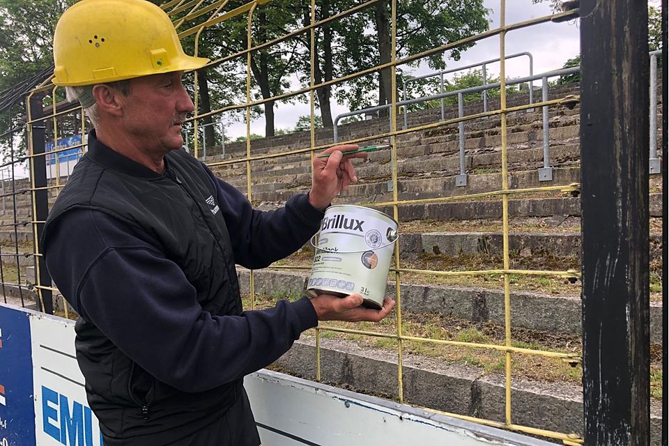 Der "Kick" in der Sommerpause: Derzeit ist Waldemar Bärwald damit beschäftigt, den Zaun auf der Grünen Au zu streichen.