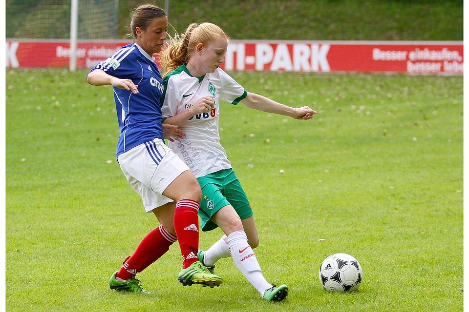 Werder war in den Zweikämpfen robuster, wie hier Michelle Entenmann (re.) gegen Holsteins Lina Staben. Foto: ism