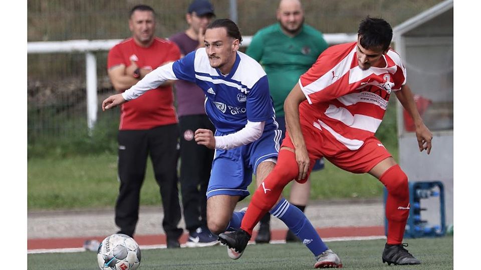 Entwischt: Die FSV Erbach (links Fatih Sevindik) führte zunächst klar gegen Türk Breuberg (rechts Cevat Moustafa Oglou). Aber erst ein später Doppelpack brachte den Erbachern den dreifachen Punktgewinn.	Foto: Herbert Krämer