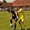Leif Thomsen (re.) und dem Osterrönfelder TSV klebte zum Saisonstart das Pech an den Füßen.