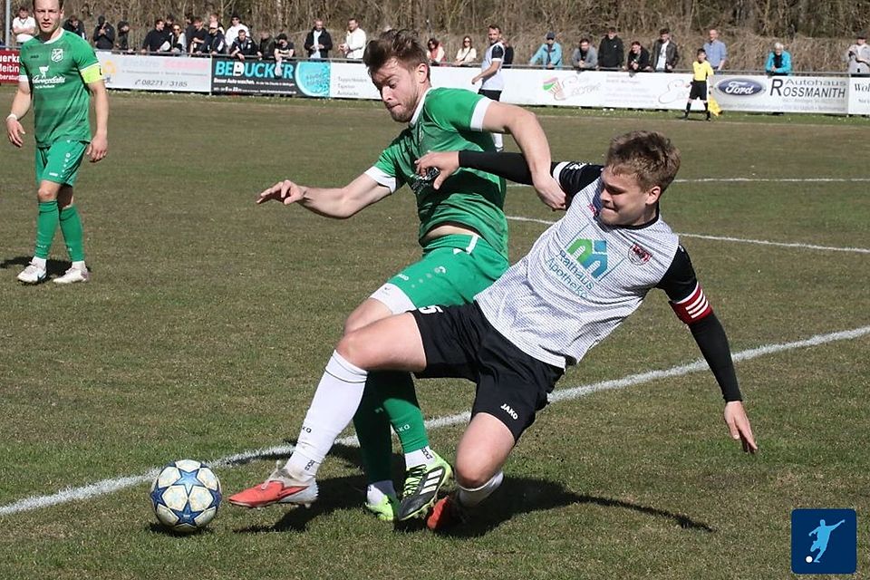 Der TSV Meitingen um Kapitän Simon Kewitz (unten) unterlag dem TSV Zusmarshausen (Raphael Schimunek) mit 0:3.