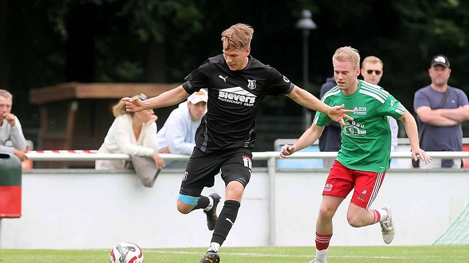 Leon Apitz (li., Eckernförder SV) ist zweifacher Torschütze in Lindholm.