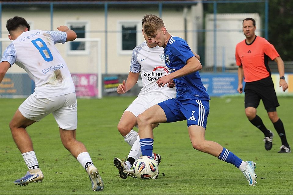 Zur ohnehin üppigen Ausfallliste gesellt sich beim SV Etzenricht nun auch noch Stürmer Johannes Janker (in Blau).