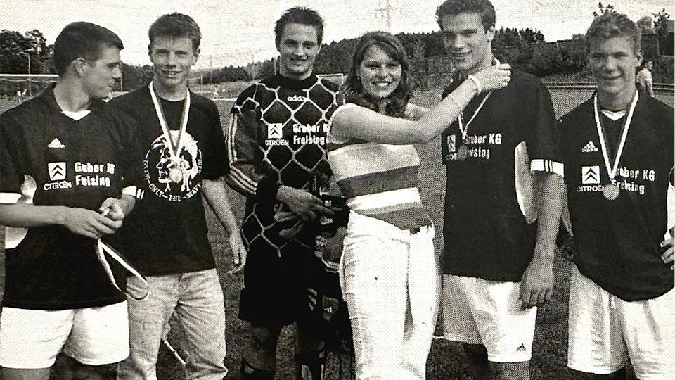 Unvergessener Moment mit Hoheit: 2005 gewannen die A-Jugend-Fußballer der SpVgg Zolling den Sparkassen-Pokalwettbewerb – und erhielten die Medaillen von der amtierenden Hopfenkönigin.