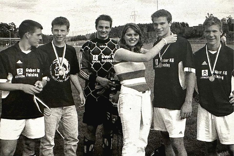 Unvergessener Moment mit Hoheit: 2005 gewannen die A-Jugend-Fußballer der SpVgg Zolling den Sparkassen-Pokalwettbewerb – und erhielten die Medaillen von der amtierenden Hopfenkönigin.