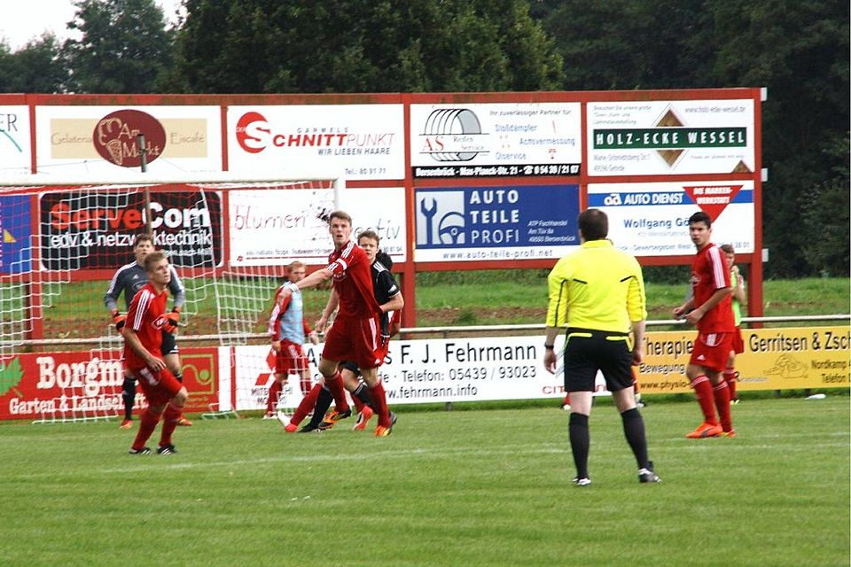 Der TuS Bersenbrück (rot) führt momentan die Tabelle der Bezirksliga an. F: Thomas Mönter