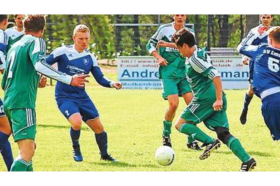 Der SV Emstek (in Blau) setzte sich zu Hause im Gemeindederby mit 1:0 gegen den SV Höltinghausen durch und holte sich so wichtige Punkte im Abstiegskampf. Steffen Szepanski
