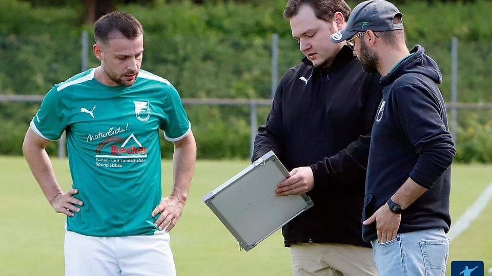 Das FC-Trainerteam um Steffen Schieck (r.), Niklas Kissel (m.) und Yannick Heinlein hat die Meisterschaft auf ihren Plan geschrieben.