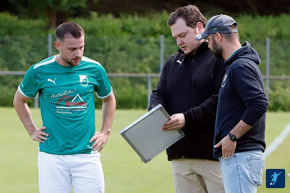 Das FC-Trainerteam um Steffen Schieck (r.), Niklas Kissel (m.) und Yannick Heinlein hat die Meisterschaft auf ihren Plan geschrieben.