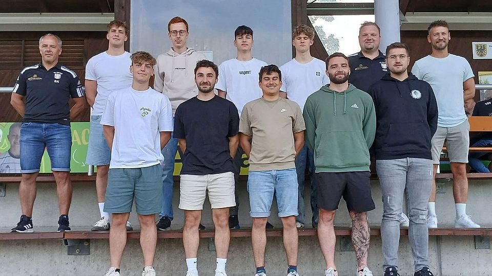 Abteilungsleiter Stefan Klamt (obere Reihe links) und Sportlicher Leiter Andreas Häupl (oben, Zweiter von rechts) freuen sich über die Verpflichtung des neuen Coaches Benjamin Scheidler (obere Reihe rechts) sowie weiterer neuer Kräfte.
