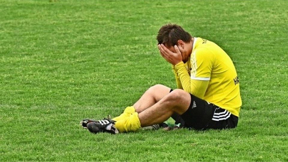 Elfmeterniete in letzter Minute: Lukas Haselmaier konnte sein Missgeschick kaum fassen. Foto: Günter Bergmann