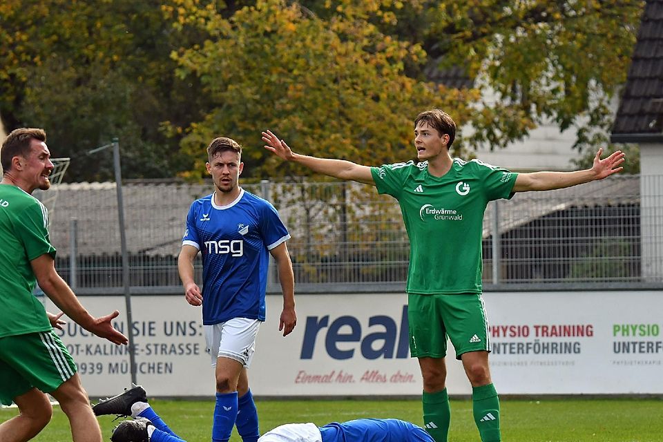 19.10.24 Ismaning Fußball / FC Ismaning (blau) - TSV Grünwald (grün)   ---TSV Gabriel Wanzeck, FCI am Boden Alekzandar Sinabov