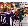 Stürmerin Mona Budnick präsentiert ihren bereits feiernden Mitspielerinnen den Meisterpokal, den die Frauen des TSV Schwaben Augsburg zum zwölften Mal gewannen.   F.: Walter Brugger