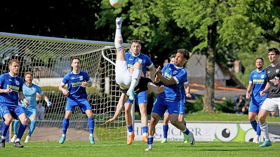 Der Moment, als dem FC Waldkirch der Sieg durch die Finger flutscht: Jonas Gläsemann erzielt per Fallrückzieher das 1:1 für den SV Laufenburg. 