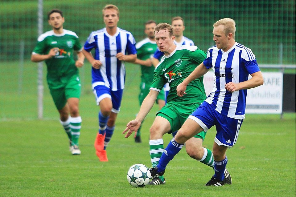 Manuel Fitz (Mitte, grünes Trikot) und der TSV Aach-Linz freuen sich auf das Derby mit dem SV Denkingen. Foto: Karl-Heinz Bodon