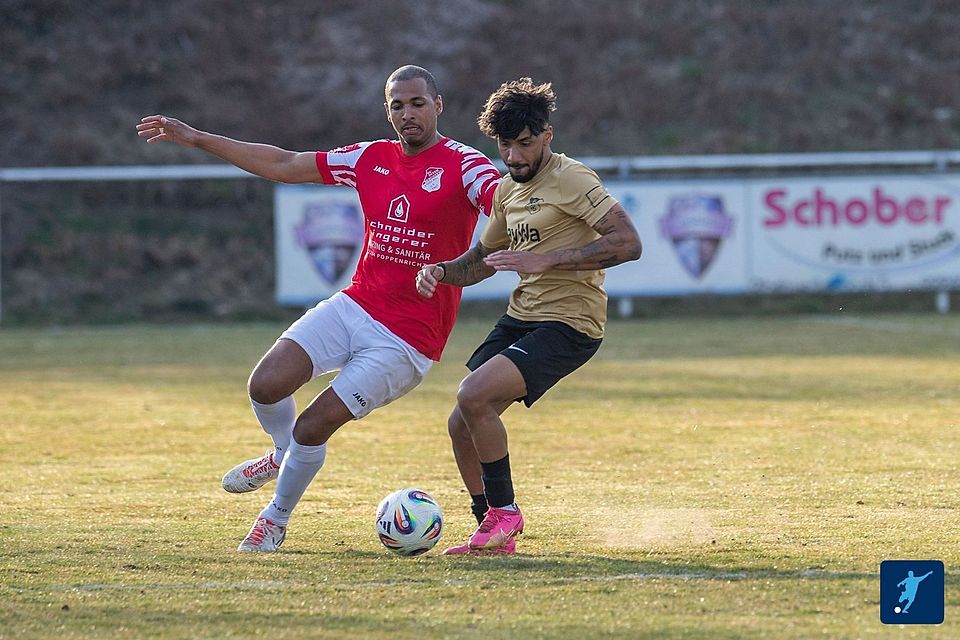 Für Spielertrainer Julian Ceesay (links) und den SV Inter Bergsteig Amberg wird die Luft im Abstiegskampf dünner. Für Spielertrainer Julian Ceesay (links) und den SV Inter Bergsteig Amberg wird die Luft im Abstiegskampf dünner.