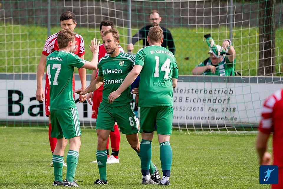 Ausrufezeichen im Abstiegskampf: Der SC Aufhausen (in grün) besiegte den Tabellendritten Hebertsfelden und darf wieder hoffen.