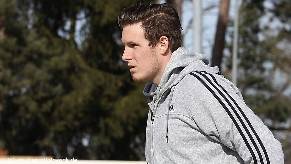 Trainer Kevin Schmidt darf sich über jubelnde Club-Fußballerinnen freuen, die sich selbst durch übermotivierte Frankfurterinnen nicht aus dem Tritt bringen ließen.F: Zink