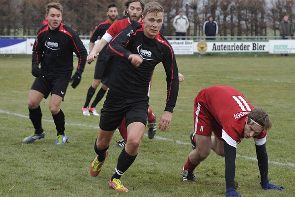 Nicht nur Tobias Niederleitner (rechts) hat sich nach dieser Szene schnell wieder hochgerappelt, auch sein TSV Wertingen fand nach einem 0:1-Rückstand in Bubesheim wieder auf die Siegerstraße.