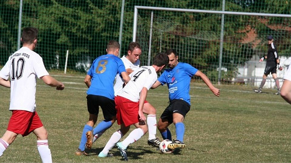 Der SV Nieder-Moos bleibt an der Tabellenspitze der Fußball-Kreisliga B Schlüchtern. Allerdings setzte es am Sonntag eine ganz bitte 0:3-Heimniederlage gegen den SV Höf und Haid. 	Foto: kir