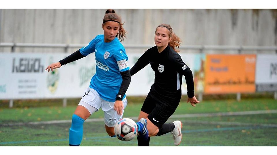 Viktoria Brumm (l.) und ihre Mädels vom FSV Hessen Wetzlar II müssen sich knapp mit 0:1 in Kassel geschlagen geben. Foto: Martin Weis 