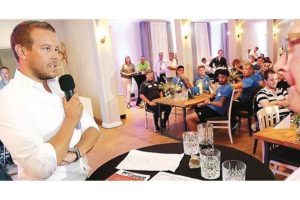 Stand Rede und Antwort: Geschäftsführer Philipp Herrnberger informierte die Sponsoren am Mittwochabend im Müggenkrug am Sportpark Dornstede über die aktuellen Entwicklungen im Verein – und zog dabei ein positives Fazit.