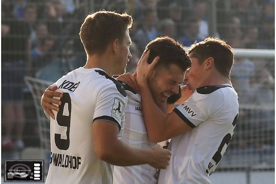 Der SV Waldhof Mannheim durfte in Kaiserslautern den Derbysieg bejubeln. F: Hans-Ulrich Sterr / Annika Knoll / CTS-Sportfoto