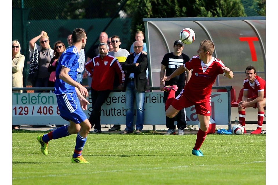 Hacke, Spitze, Einszwei- und fast auch drei: Auch gegen Heßdorf war Szymon Pasko beim TSV Kornburg wieder einer der entscheidenden Spieler auf dem Platz.  F: Roland Fengler
