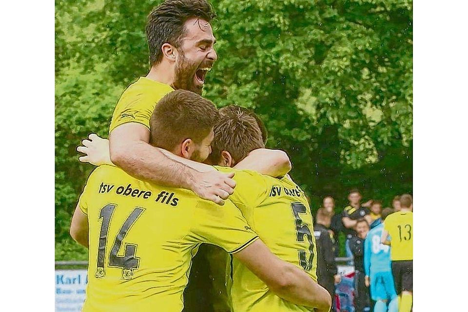 Überglückliche Aufsteiger: Die Wiesensteiger Spieler feiern die Meisterschaft in der Kreisliga A3. Foto: Schwabenpress