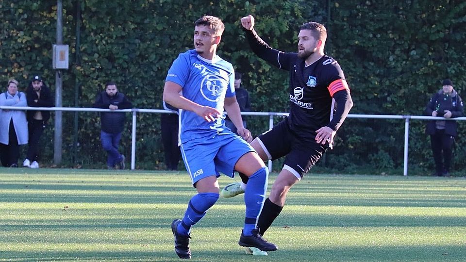 Westfalia Dortmund um Maurice Temme (rechts) kämpft gegen den FC Sarajevo Bosna um den Aufstieg in die Bezirksliga. Das Hinspiel verlor die Westfalia mit 0:1.