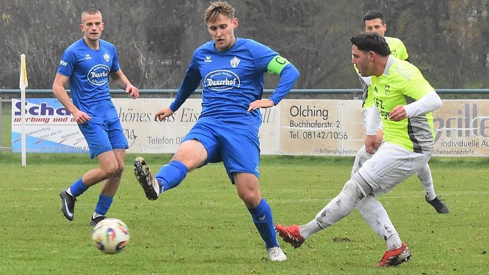 Der SC Olching (blau) behielt  im Stadtderby gegen Geiselbullach nach hartem Kampf die Oberhand.