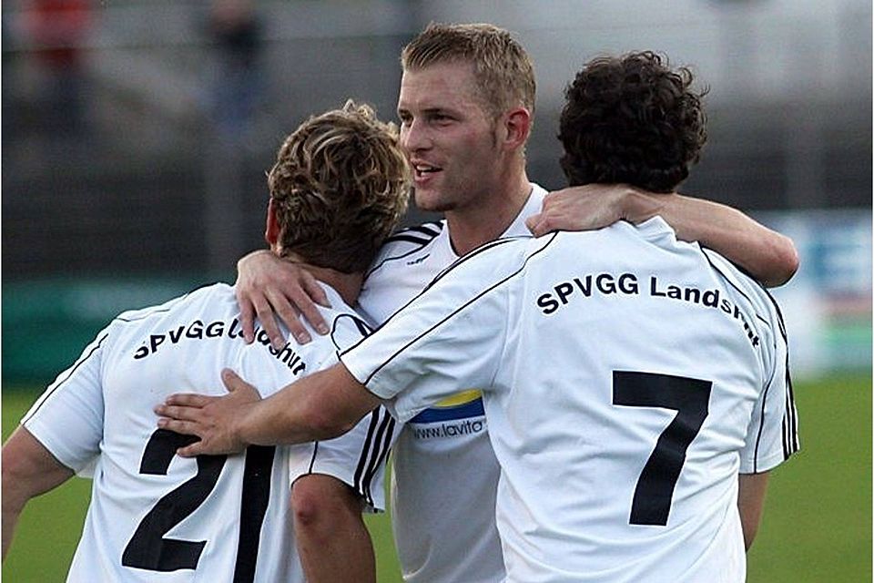 Landshuter Torjubel nach dem 3:0 durch Stefan Gebhardt (Mitte)