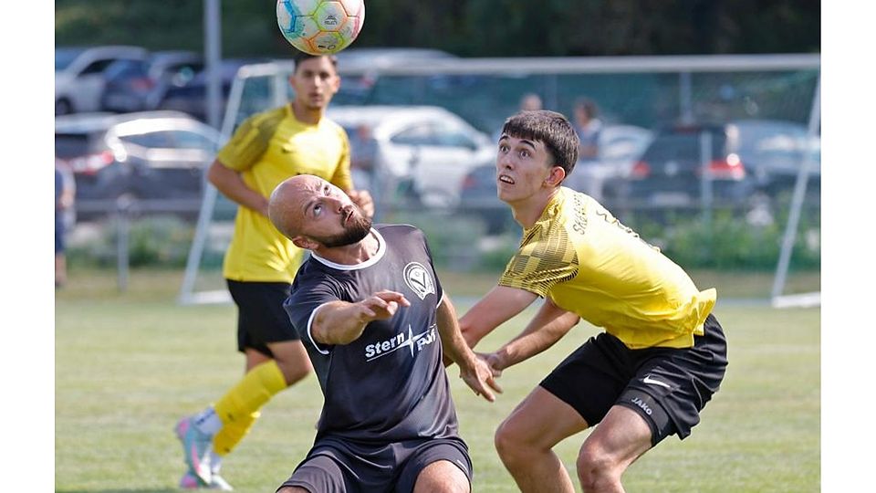 Nur Augen für den Ball: Die SKG Bickenbach (rechts Finn Riedmaier) setzte sich im Derby der Fußball-Kreisoberliga mit 3:1 gegen die Spvgg Seeheim-Jugenheim (Manuel Daum) durch.	Foto: Peter Henrich (HEN-FOTO)