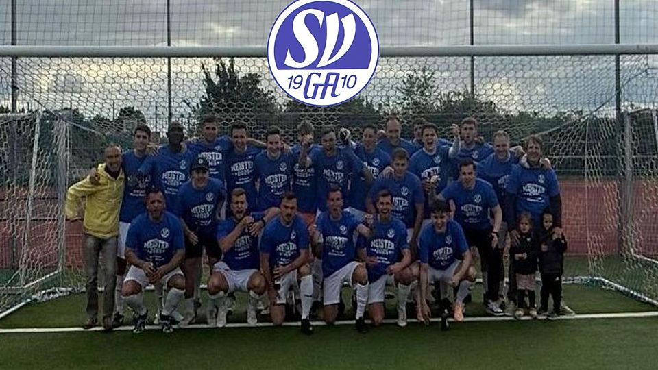 Die SV Gau-Algesheim versammelte sich nach dem Abpfiff, um die Meisterschaft zu feiern.