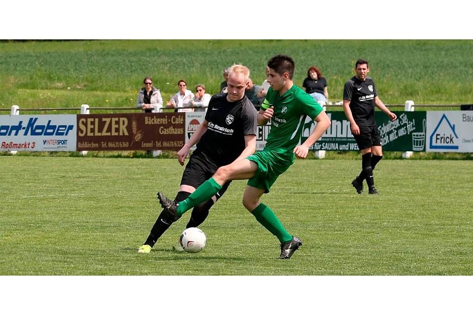 Der B-Liga-Gipfel Leusel II gegen Altenburg/Eudorf/Schwabenrod II endet 2:2. Die Entscheidung im Titelrennen ist verschoben. Hier Gästeakteur Lukas Krausmüller (schwarzes Trikot) im Zweikampf mit Leusels Can Arslan. Foto: Luca Raab 