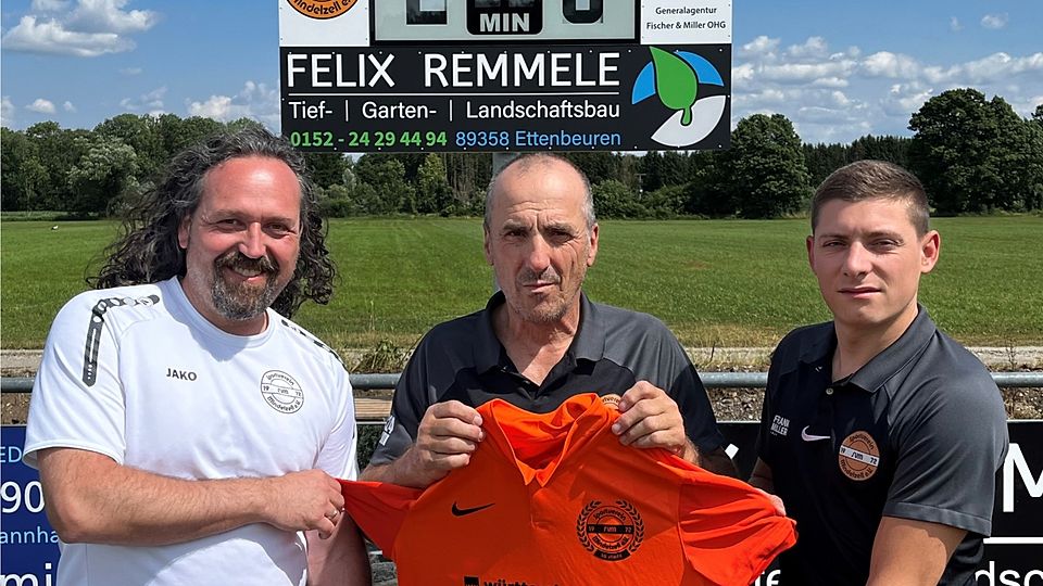 Vorstand und Torwarttrainer Tobias Riederle (links) und der neue Abteilungsleiter David Paul (rechts) heißen den neuen Coach Herbert Wiest herzlich Willkommen beim SVM.