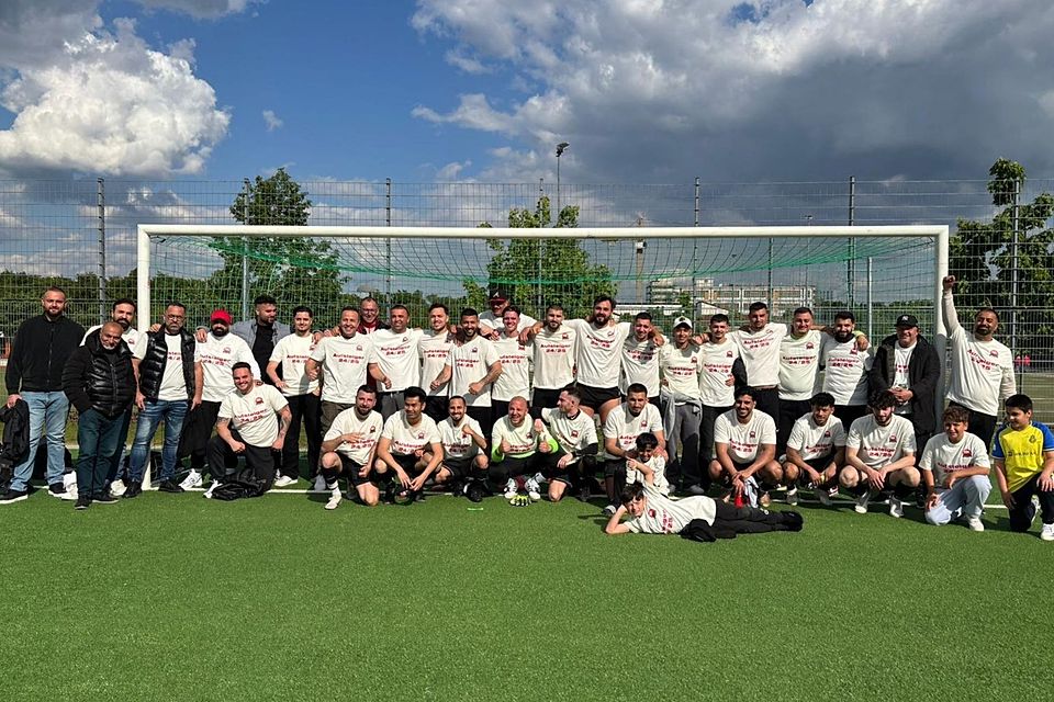 Jetzt tragen die Jungs Meistershirts statt Trikots: Der DJK München-Ost gelingt die Rückkehr in die A-Klasse.