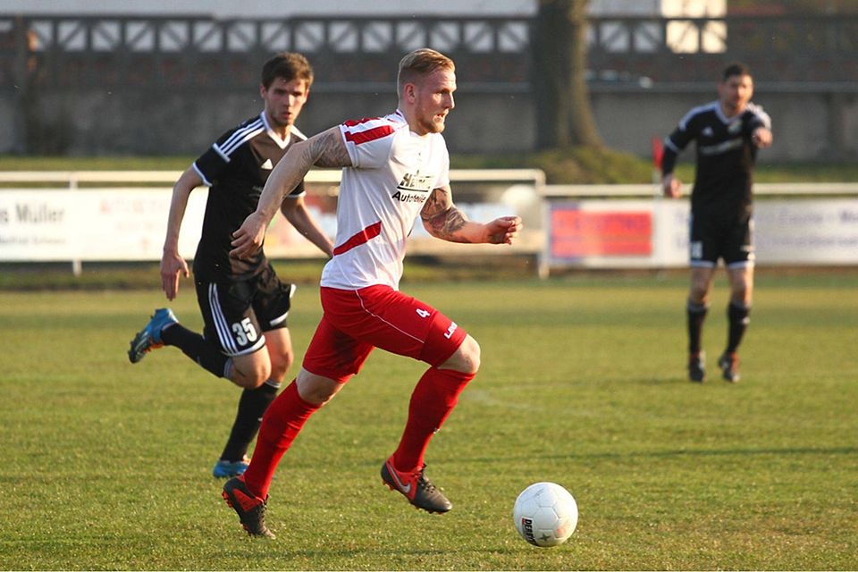 Tom Freisleben (in rot-weiß) spielt auch in der kommenden Saison in der Verbandsliga   F: Rinke
