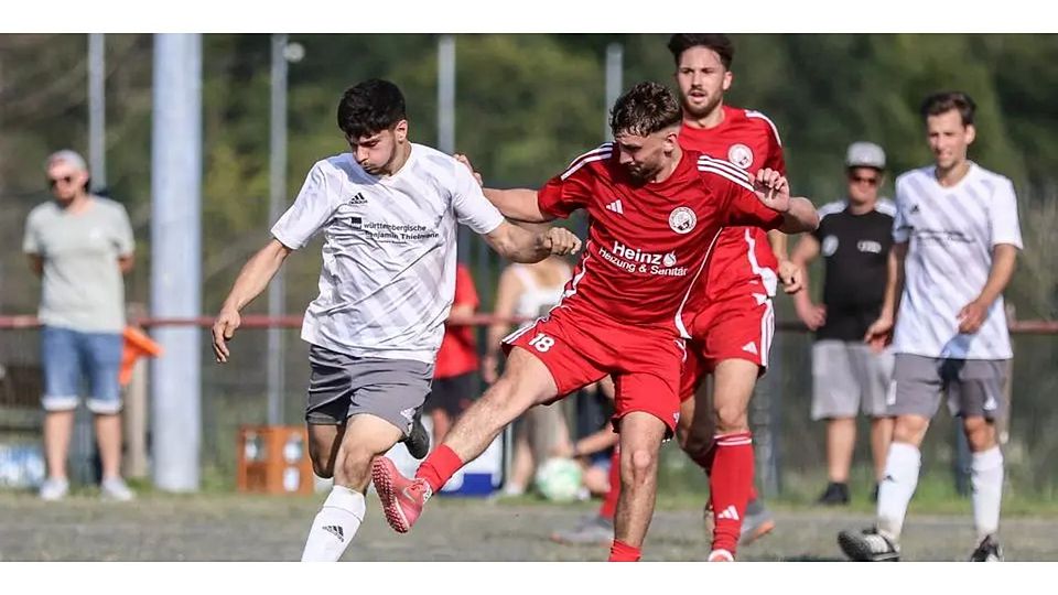 Szene aus dem Spiel SG Tringenstein/Oberndorf - SV Oberscheld: Patrit Nue (l.) von der SG Tringenstein/Oberndorf kommt gegen Tim Firmenich vom SV Oberscheld zum Abschluss. © Lorenz Pietzsch
