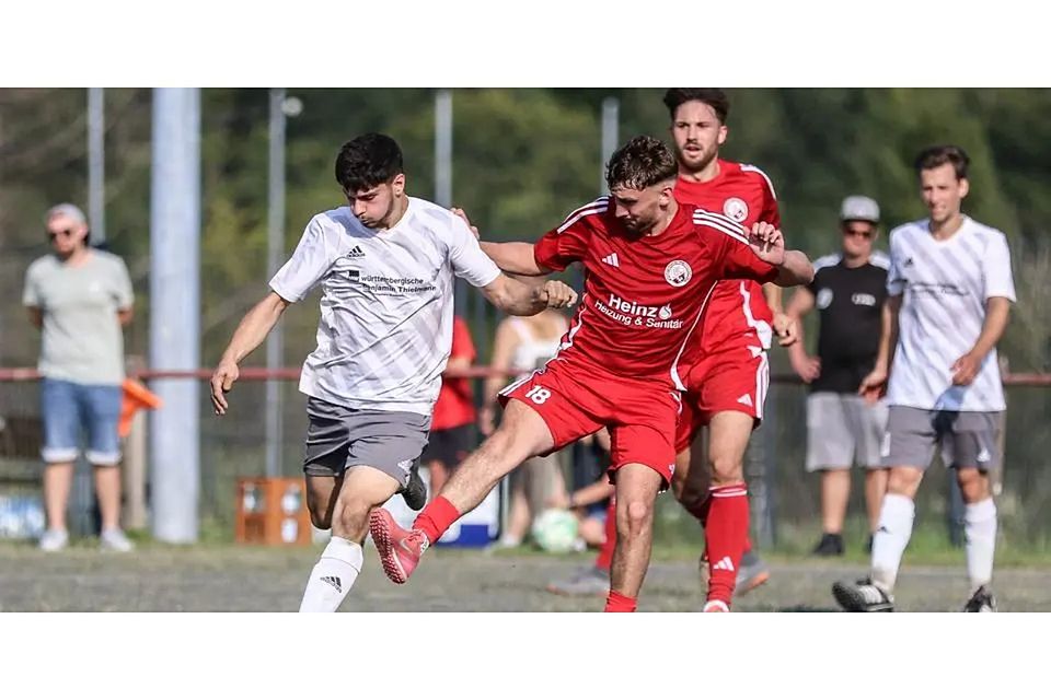 Szene aus dem Spiel SG Tringenstein/Oberndorf - SV Oberscheld: Patrit Nue (l.) von der SG Tringenstein/Oberndorf kommt gegen Tim Firmenich vom SV Oberscheld zum Abschluss. © Lorenz Pietzsch
