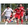 Szene aus dem Spiel SG Tringenstein/Oberndorf - SV Oberscheld: Patrit Nue (l.) von der SG Tringenstein/Oberndorf kommt gegen Tim Firmenich vom SV Oberscheld zum Abschluss. © Lorenz Pietzsch