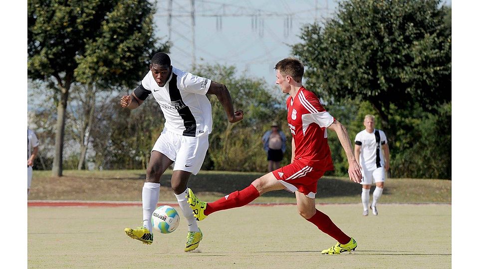 Langes Bein: Alzeys Mittelfeldspieler Tom Erhardt (rechts) versucht, den Hechtsheimer Davin Dzaka zu stoppen.	Foto: hbt/Schäfer