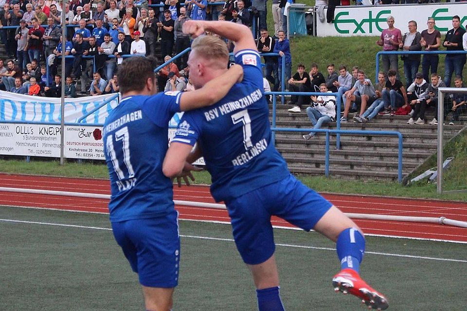 Torschützen unter sich: Ron Berlinski und Ewald Platt sicherten dem RSV Meinerzhagen gegen die Sportfreunde Lotte den Einzug ins Viertelfinale des Westfalenpokals.