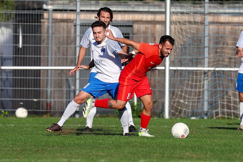 Zweikampfverhalten: Der TSV Altheim (links Görkem Barak) und der SV Groß-Bieberau (rechts Silva Jose Mendes) trennten sich im Kreisoberliga-Spitzenspiel mit einem 1:1.