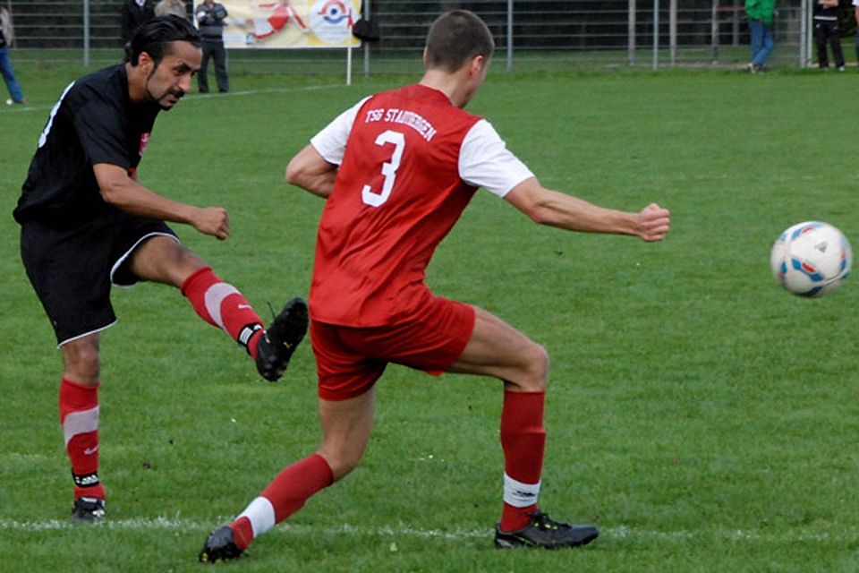 Schussfreudig und risikobereit, so zeigte sich die junge Mannschaft des Türk SV Bobingen (in Schwarz) gegen Stadtbergen und wurde dafür mit einem Sieg belohnt. Um aus dem Tabellenkeller herauszukommen, müssen die Bobinger auch diesmal gewinnen, und zwar beim VfR Foret.  Foto: Reinhold Radloff